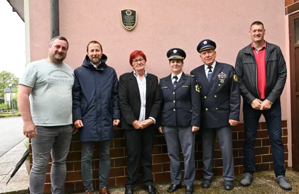 Stara mama je spala na bombah