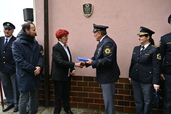 Stara mama je spala na bombah